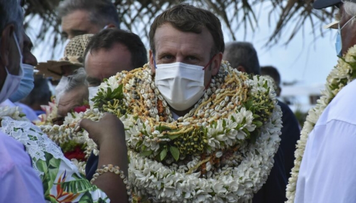 Президента Макрона завалили венками во время поездки во Французскую Полинезию