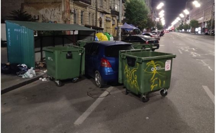 В Киеве мусорщики оригинально наказали "героя парковки": фото