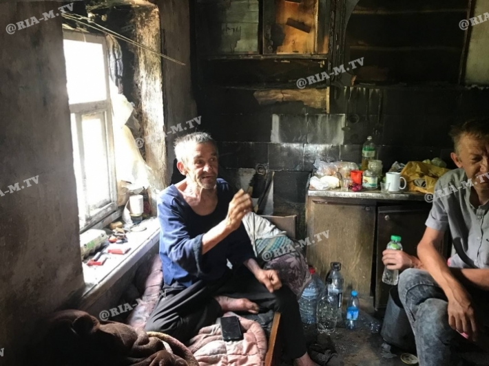 В Мелитополе лежачий больной живет один в сгоревшем доме (фото)