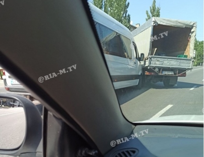 В Мелитополе маршрутка врезалась в грузовик (фото)