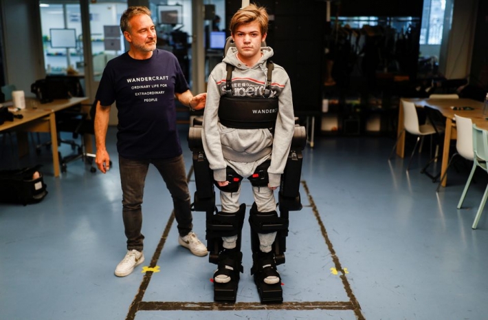 Отец сделал для сына с инвалидностью роботизированный экзоскелет, который помогает ему ходить