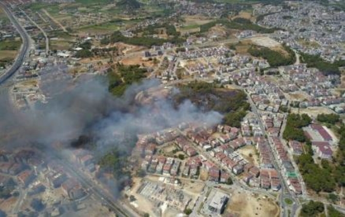В Турции бушуют лесные пожары: в курортной Анталье началась эвакуация