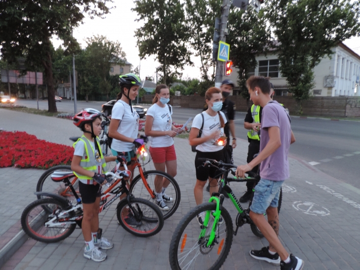 В Мелитополе полиция с волонтерами "ловили" велосипедистов