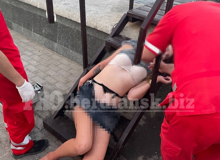 В Запорожской области обнаружили полуголую девушку без сознания (фото)