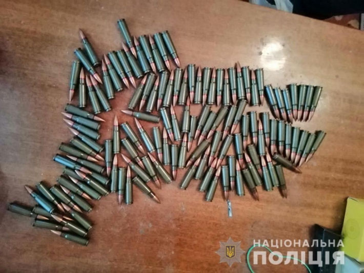 В Запорожье у домушника обнаружили отмычки и целый арсенал боеприпасов