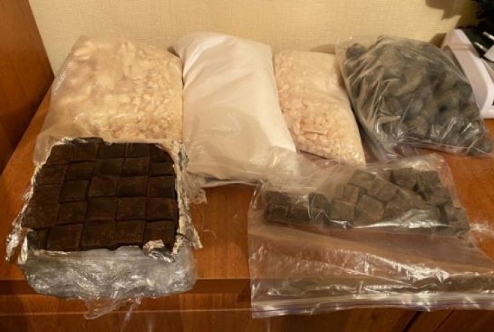 В Киеве задержали мужчину с конфетами с необычной "начинкой": фото