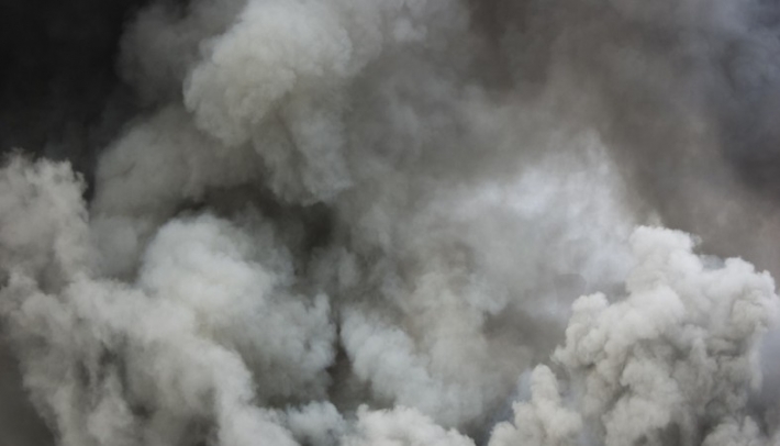 Кирилловскую трассу затянуло густым дымом (видео)