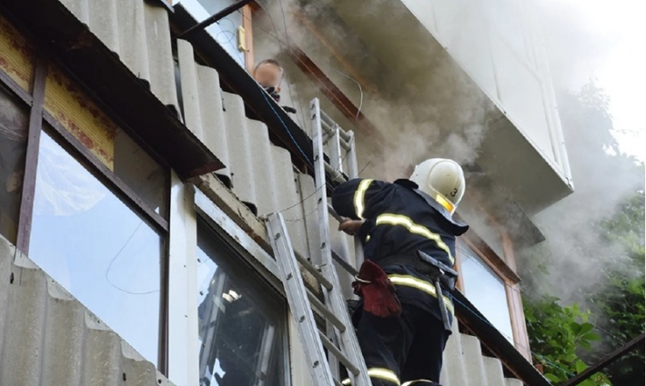 Выглядывал с балкона: в Николаеве из охваченной пламенем квартиры спасли ребенка (видео)