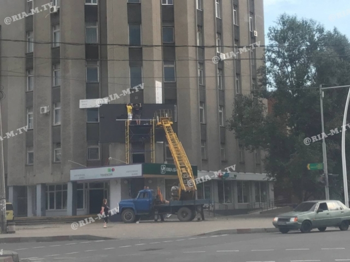 В Мелитополе в центре города устанавливают LED-экран в нестандартном месте (фото, видео)