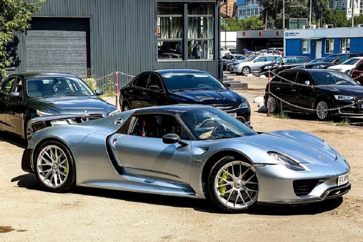 В Киеве заметили роскошный гиперкар Porsche 918 стоимостью в миллион евро: фото