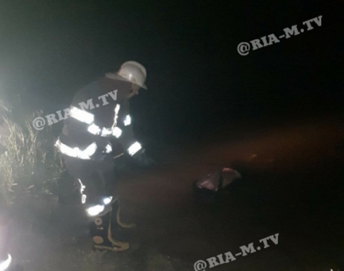 В Мелитополе ночью спасатели достали труп из Горячки (фото)