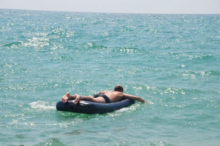 В Кирилловке мужчину на матрасе унесло в открытое море на 2 км