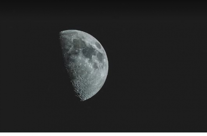 Физики объяснили, что будет, если Луна приблизится к Земле в два раза