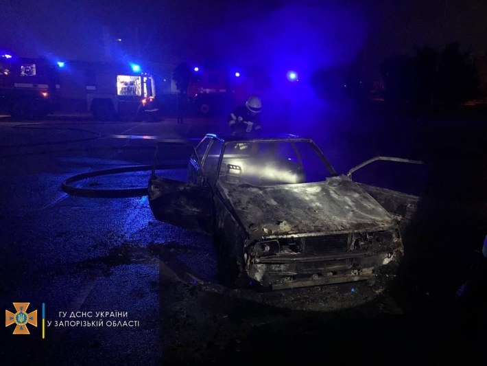 В Запорожье ночью снова сгорел автомобиль (фото)