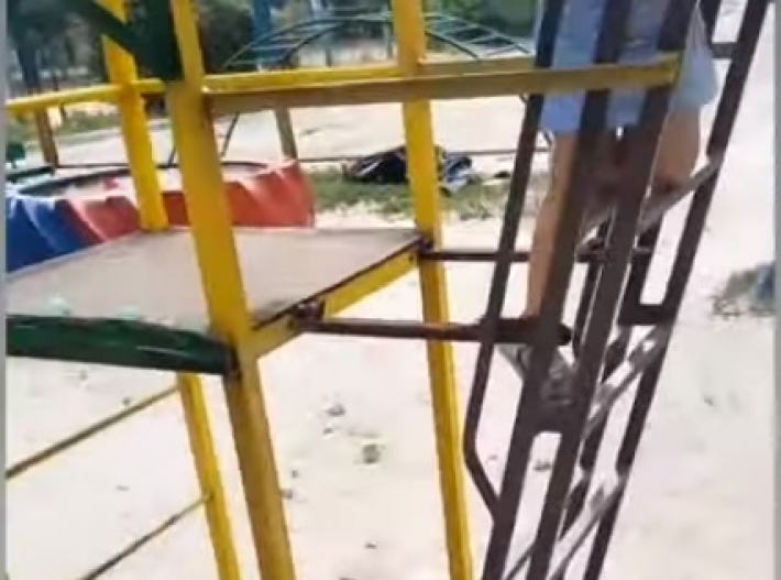 В Мелитополе на детской площадке установили горку для экстремалов (видео)