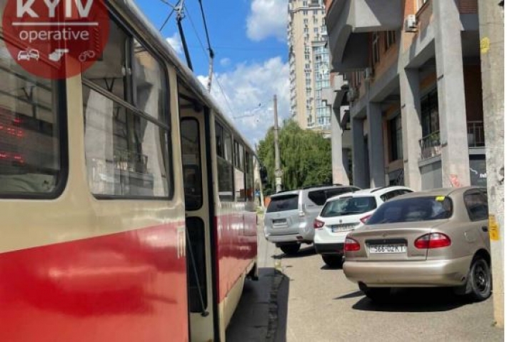 В центре Киева "герой парковки" на внедорожнике заблокировал движение трамваев: фото