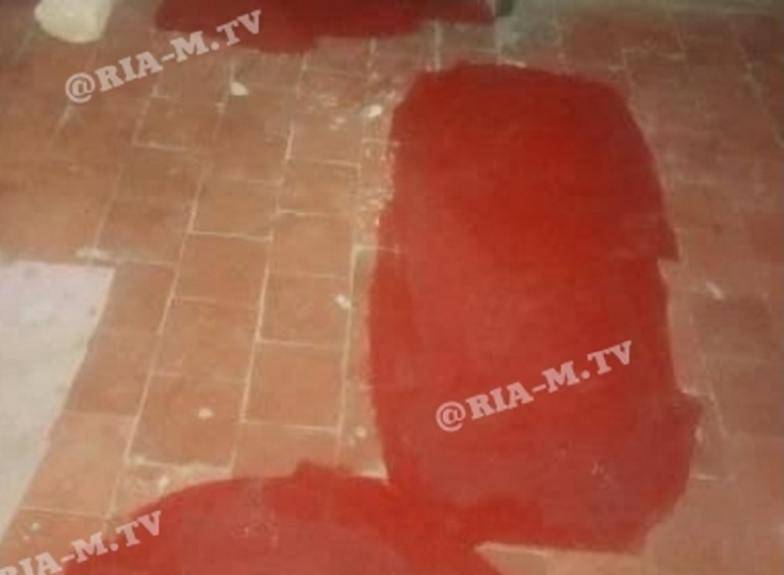В Мелитополе после ремонта в подъезде на полу появились "кровавые" пятна (фото)