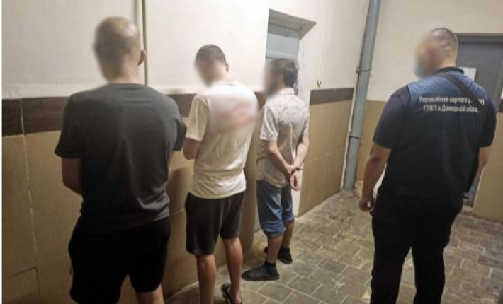 "Колл-центр на зоне": на Донбассе заключенные прямо из камеры обманывали украинцев, фото