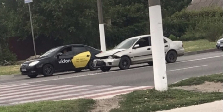 В Мелитополе автомобиль службы такси попал в ДТП (фото)