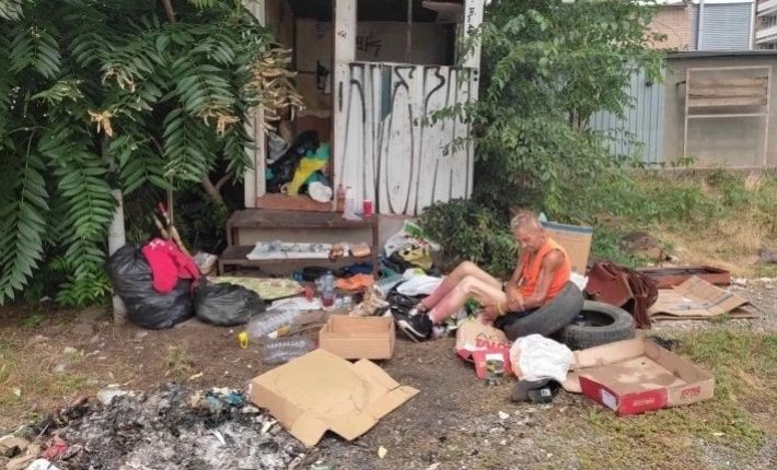 В Мелитополе бездомный терроризирует коммунальщиков (видео)