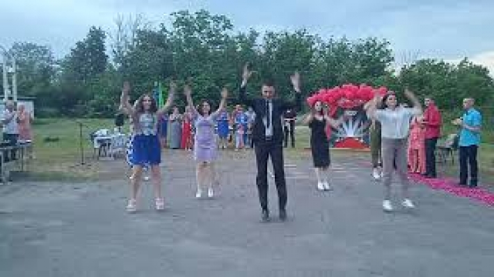 В Украине директор школы "отжег" на выпускном: видео танца стало хитом сети