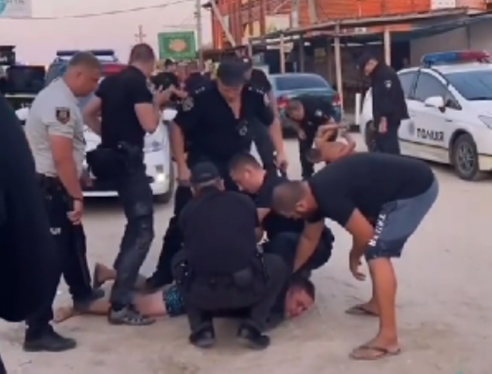В Кирилловке полицейские усмиряли неадекватов, разгуливавших с ножами и битами (видео)