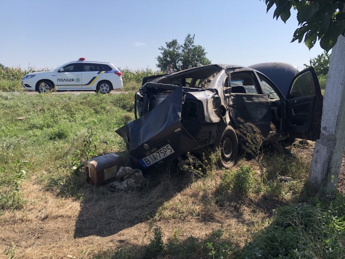 В Запорожской области автомобиль влетел в столб, есть пострадавшие