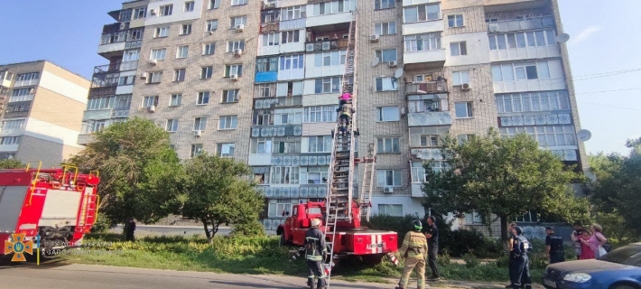 В Бердянске женщина выпала с 9 этажа и застряла между этажами