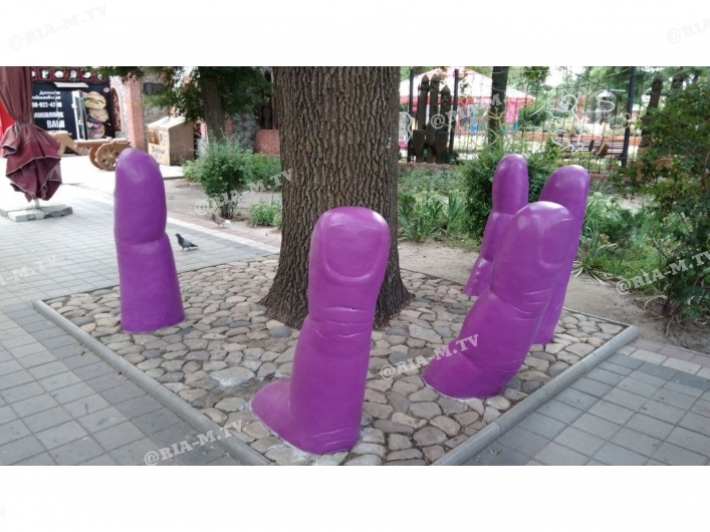 В Мелитополе в парке философская рука стала "гламурной" (фото)