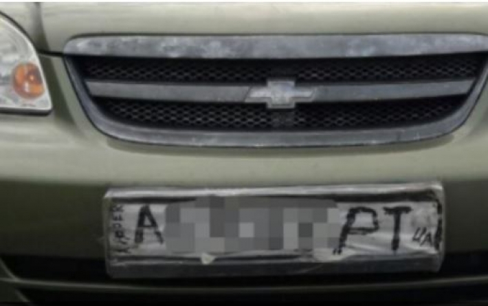 Под Киевом водитель от руки нарисовал номер на авто и был оштрафован: фото