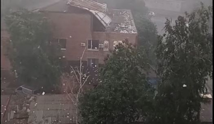 В Первомайске ветер сорвал со здания суда крышу и разнес документы (видео)