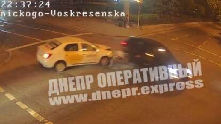 В центре Днепра такси Uklon врезалось в Porsche: видео момента ДТП