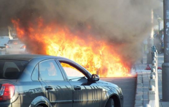 Горели на дороге и под домом: в Киеве сожгли несколько автомобилей