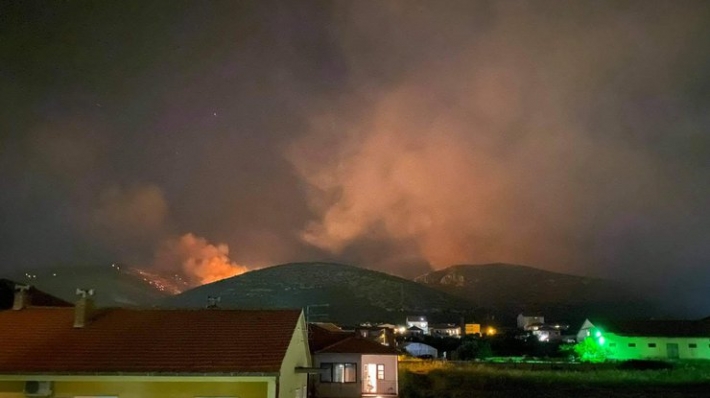 В Хорватии "зверствуют" масштабные лесные пожары (видео)