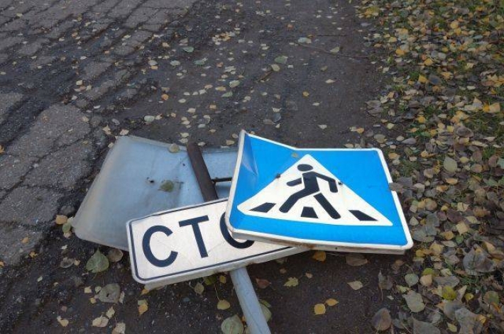 Курьезы. Житель Мелитополя придумал удивительную историю, сломав два дорожных знака