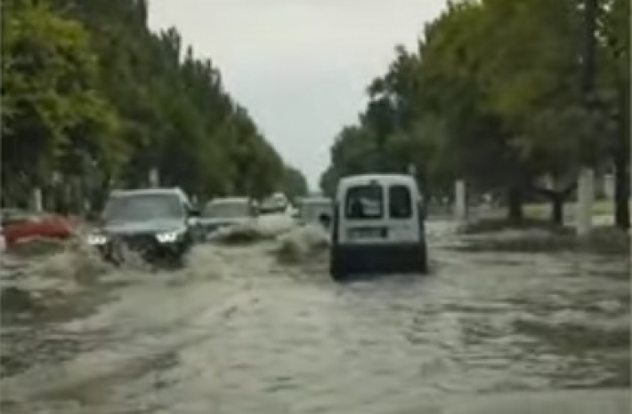 В Мелитополе после дождя снова поплыли автомобили (видео)