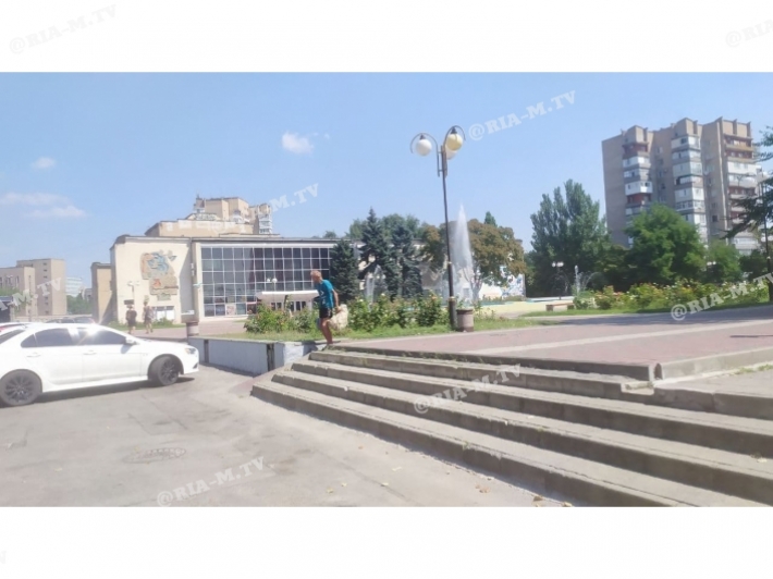 В Мелитополе бездомный "объявил войну" дворникам (фото, видео)