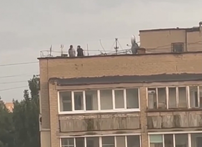 В Мелитополе подростки устроили свидание на крыше девятиэтажки (видео)