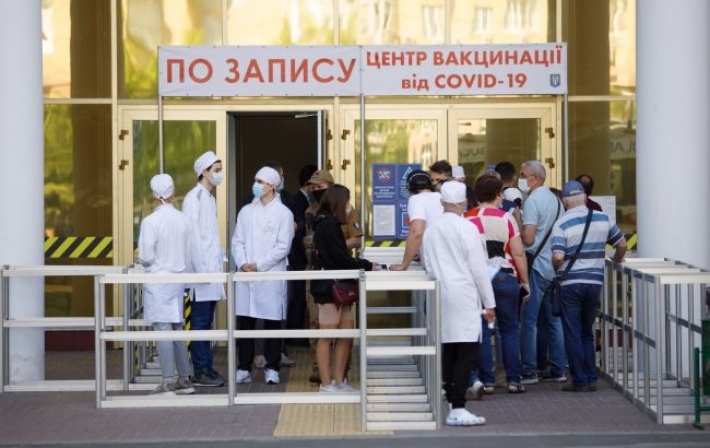 Инфекционист сделал заявление об эффективности COVID-вакцин и дал важный совет украинцам