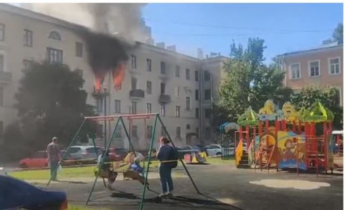 В РФ дети катались на качелях возле горящего дома (видео)