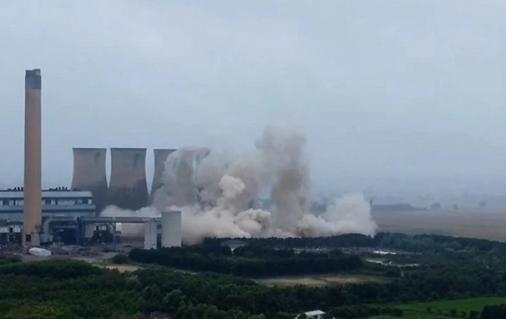 В Британии взрывом снесли башни старой ТЭЦ (видео)