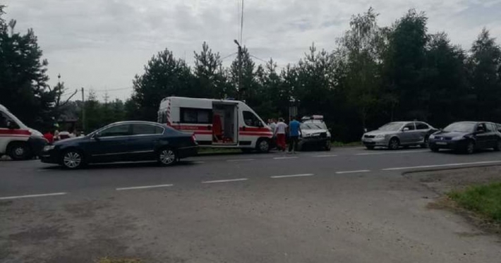 Под Львовом в ДТП попал автомобиль полиции: пострадали четыре человека (фото)