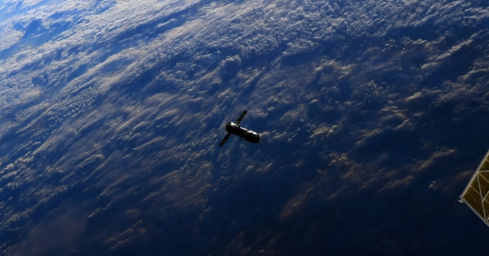 Астронавт с МКС заснял падение российского космического модуля