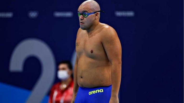 Разрушил стереотипы и стал звездой сети: на Олимпиаде-2020 выступил пловец с животиком