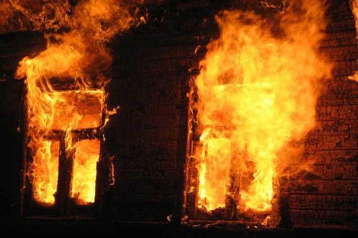 В Запорожье по неизвестным причинам загорелся частный дом