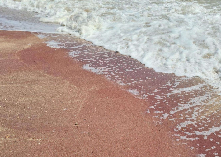 В Бердянске отдыхающих напугал красный песок (фото)
