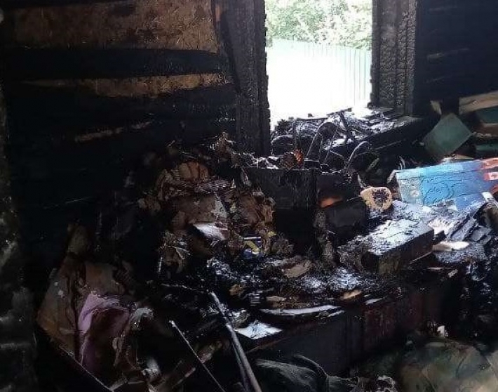 В Запорожье в частном доме вспыхнул масштабный пожар (фото)