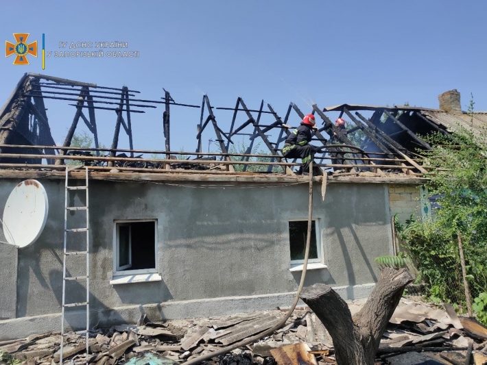 В Запорожской области огонь охватил крышу жилого дома (фото)