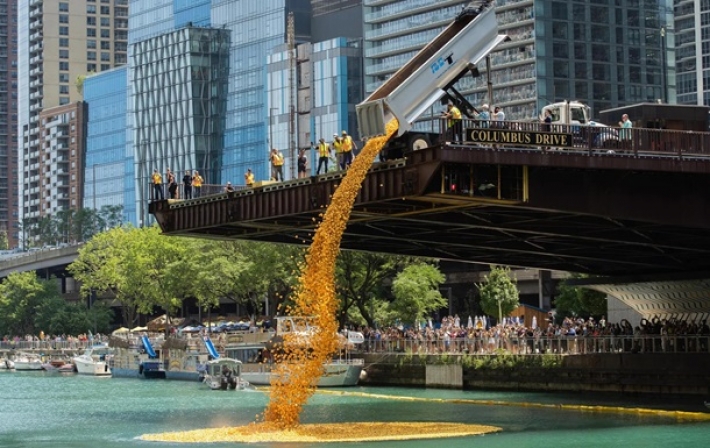 В Чикаго в реку сбросили 70 тысяч резиновых уток (видео)