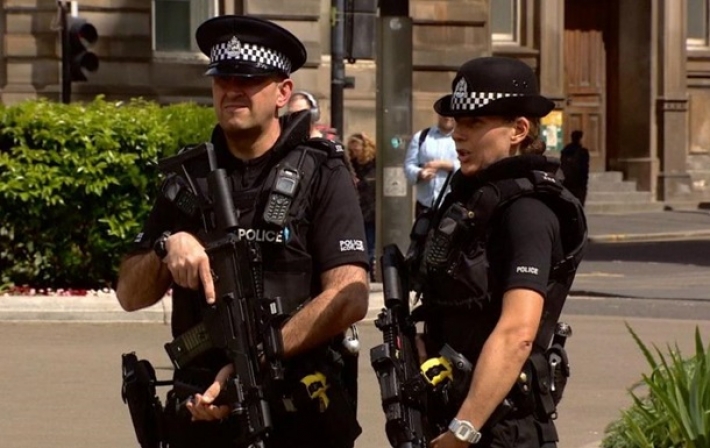 В Лондоне неизвестный с ножом напал на полицейских